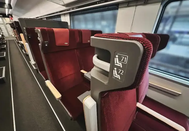 Rote Sitze im Zug, bereit für die Fahrt von Hamburg nach Zürich. Fensterplatz 71 oder 72?