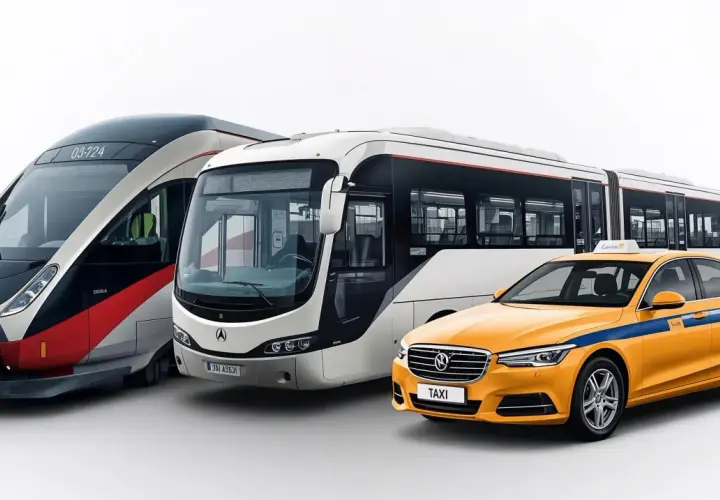 Moderner Zug, Bus und gelber Taxi in Slowenien.