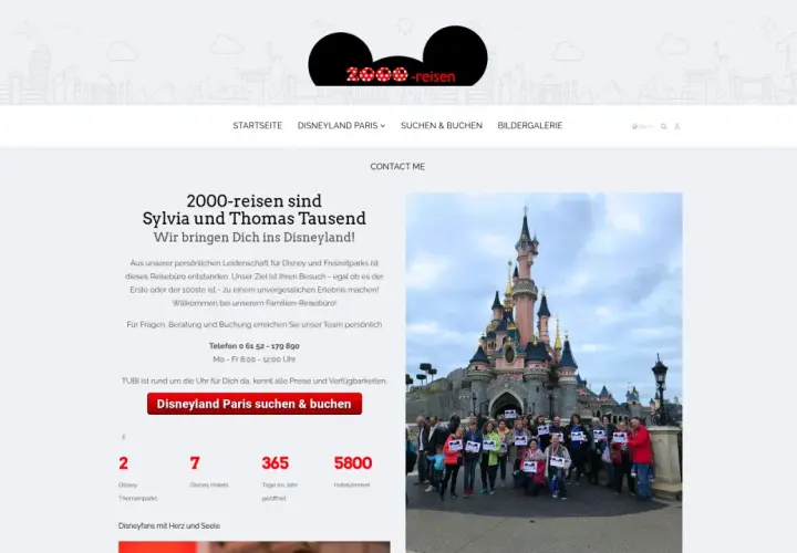 Eine Gruppe von Disneyfans steht vor dem Schloss im Disneyland Paris. Hier buchen Sie Ihre Reise zum Disneyland Paris.