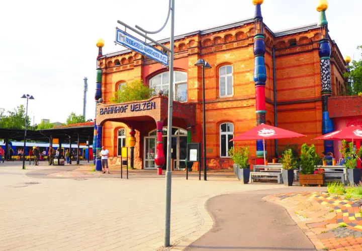 Der bunte Hundertwasser Bahnhof Uelzen mit seinen Säulen und goldenen Kugeln.