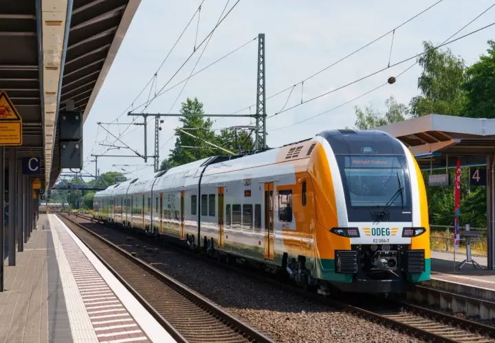 Moderner ODEG-Zug am Bahnsteig, bereit für einen Kurztrip mit Zug.
