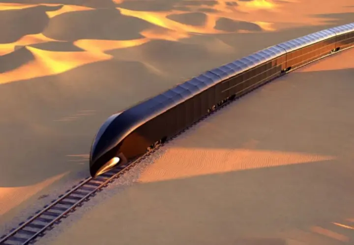 Ein futuristischer, dunkler Zug fährt durch eine goldene Wüstenlandschaft. Er könnte der teuerste Zug der Welt sein, eine Vision von Luxus und Technologie.