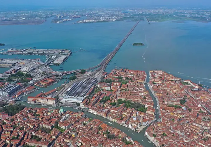 Luftaufnahme von Venedig mit dem Hauptbahnhof, der Lagune und der langen Brücke, die das Festland verbindet.
