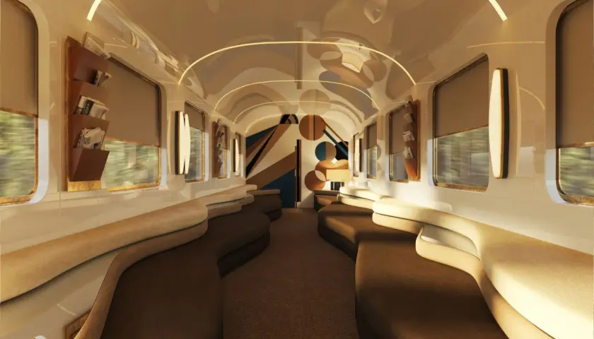 Luxuriöser Zugwaggon mit geschwungenen Sofas und stilvoller Wandkunst. Perfekt für eine entspannte Fahrt nach Rom.