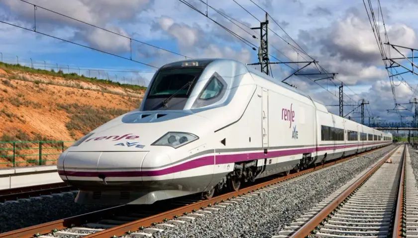 Weißer Hochgeschwindigkeitszug AVE von Renfe fährt auf Gleisen.