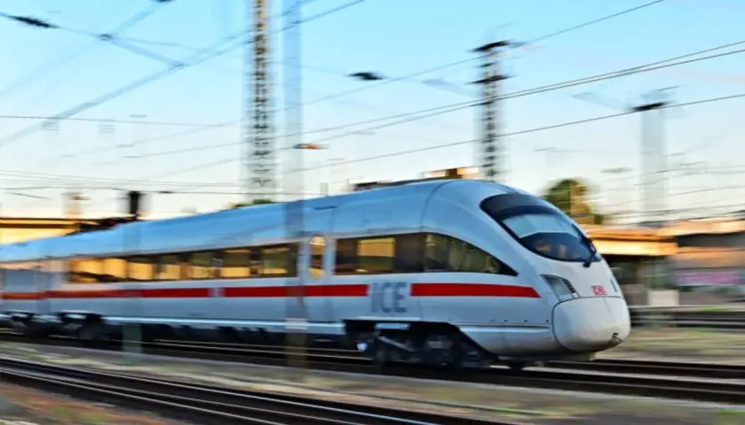Ein ICE-Zug rast auf den Gleisen. Die Fahrt von Hannover nach Paris beginnt, die Landschaft verschwimmt.