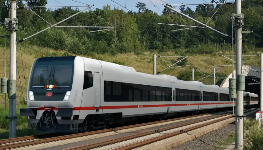 Moderner ICE-Zug fährt durch eine grüne Landschaft in Deutschland. Der Zug ist bereit für den Fernverkehr.
