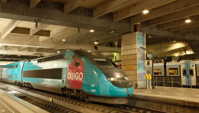 Ein Ouigo-Zug steht auf Gleis 769. Die Reise mit dem Zug durch Frankreich beginnt hier.