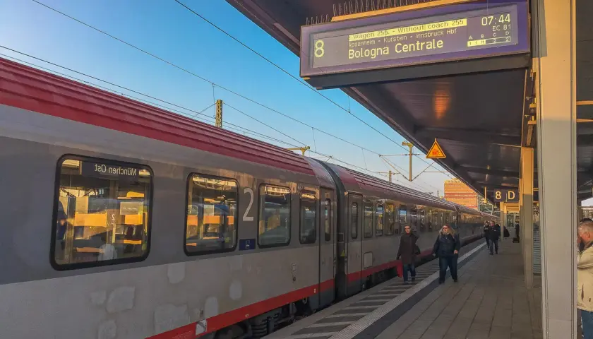 Zug nach Italien: EC 81 von München nach Bologna Centrale fährt auf Gleis 8 ein.