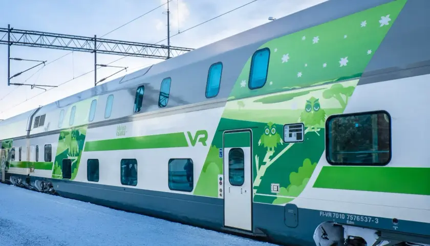 Zweisstöckige Züge von VR in Finnland mit Eulen-Design auf verschneiter Plattform.