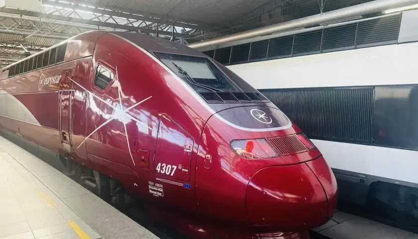 Roter Eurostar-Zug im Bahnhof, bereit für die Fahrt nach London.