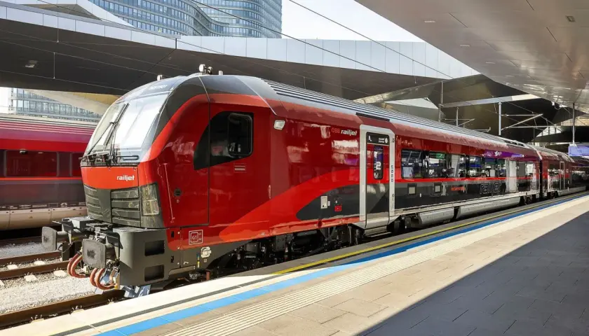 Der rote ÖBB Railjet steht bereit für die nächste Fahrt. Moderne Züge für schnelle Reisen.