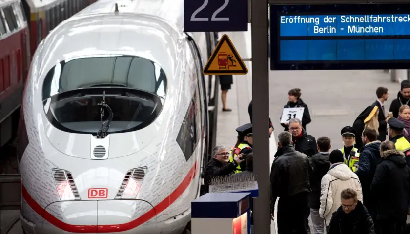 Der ICE 22 steht bereit für die Eröffnung der Schnellfahrstrecke Berlin - München. Menschen warten auf dem Bahnsteig.