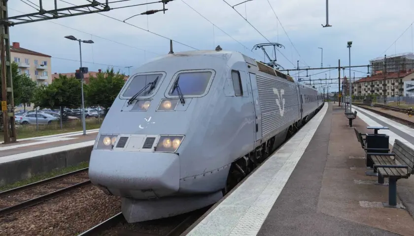 Ein grauer SJ Intercity Zug steht am Bahnsteig.