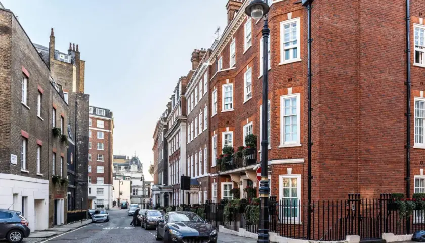 Eine Straße in London, die an eine Fahrt mit dem Zug nach Oxford erinnert.