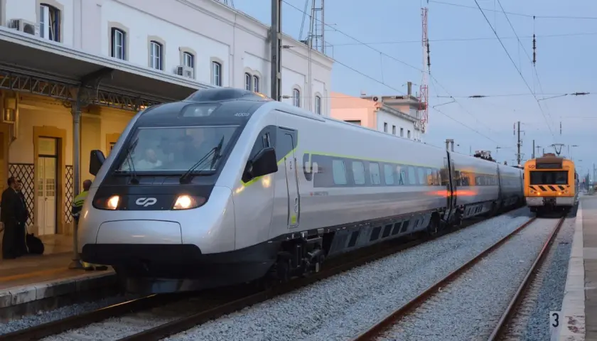 Moderner silberner Zug am Bahnhof, bereit für die Fahrt von Lissabon nach Porto.