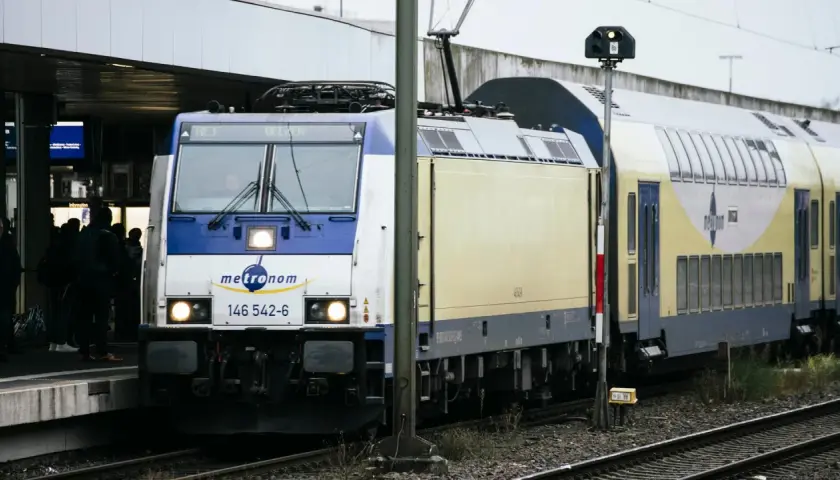 Ein Metronom-Zug in Deutschland steht am Bahnsteig. Reisende warten auf die Abfahrt nach Uelzen.