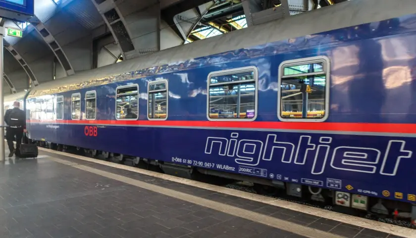 Ein Mann mit Koffer wartet auf den Nightjet, der von Zürich nach Berlin fährt.