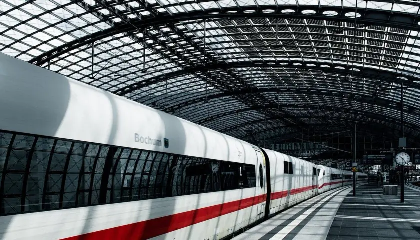 Ein ICE-Zug mit der Aufschrift "Bochum" steht unter dem beeindruckenden Glasdach eines Bahnhofs. Perfekt für einen Wochenendtrip von Berlin mit Zug.