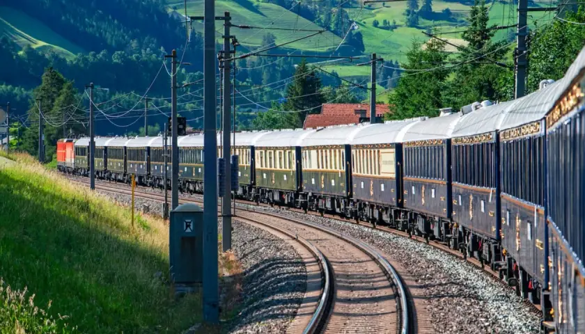 Luxuriöser Zug fährt durch grüne Hügel, auf dem Weg nach Mailand.
