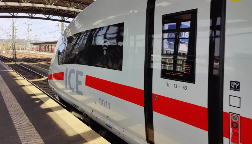 Ein ICE-Zug am Bahnsteig. Solche Züge stehen für schnellen Fernverkehr, der Menschen über weite Distanzen verbindet.