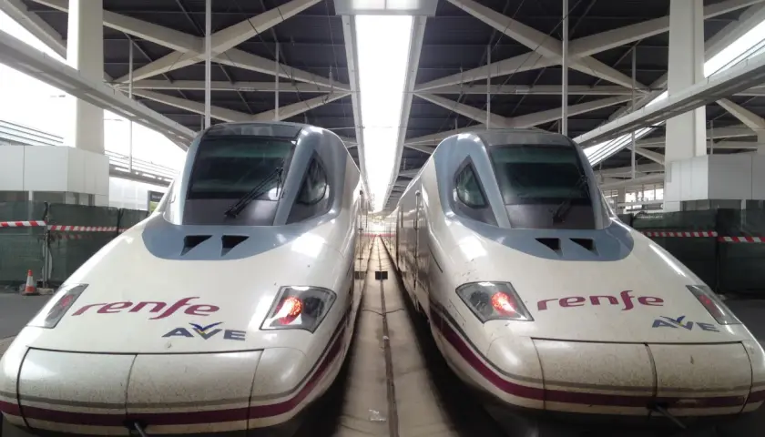 Zwei Renfe AVE-Züge stehen nebeneinander im Bahnhof, bereit für die Fahrt von Valencia nach Madrid.