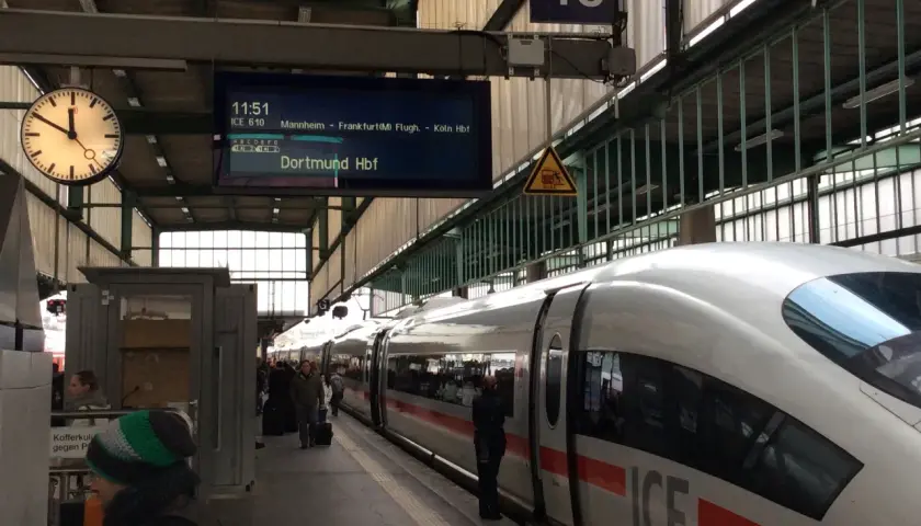 ICE-Zug am Bahnsteig 10 in Leipzig Hauptbahnhof. Umsteigen nach Dortmund Hbf.