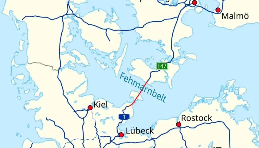 Karte der Zugverbindung Hamburg-Kopenhagen mit Fehmarnbelt-Tunnel und Städten wie Kiel, Lübeck, Rostock.