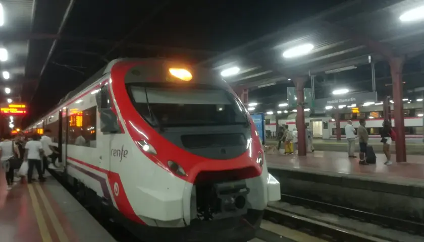 AVE Madrid Chamartín: Ein moderner Renfe-Zug steht bereit. Reisende warten auf dem Bahnsteig.