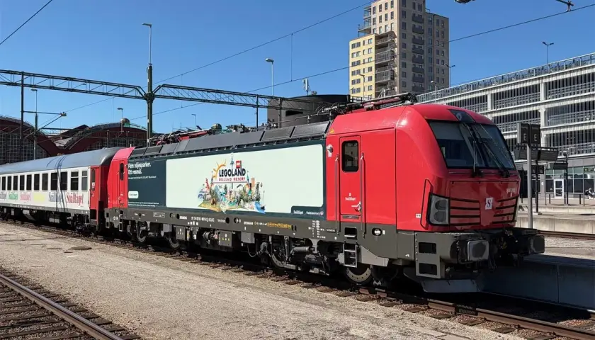 Roter Zug mit Legoland-Werbung, bereit für die Fahrt von Kopenhagen nach Stockholm.