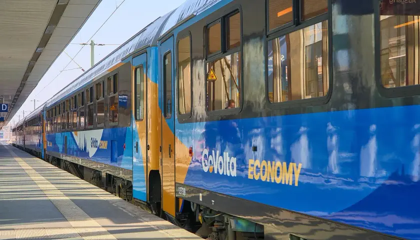 Der GoVolta Economy Zug steht bereit für die Fahrt von Hamburg nach Amsterdam.