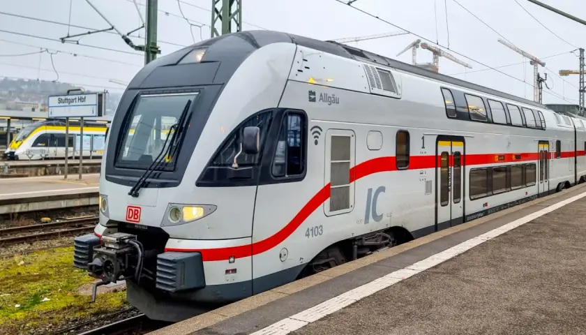 Ein moderner intercity train der DB steht am Bahnsteig in Stuttgart Hbf.