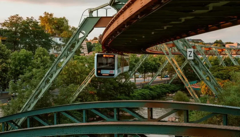Die Schwebebahn fährt über den Fluss. Perfekt für Ausflugsziele mit der Bahn, um die Stadt aus einer neuen Perspektive zu erleben.