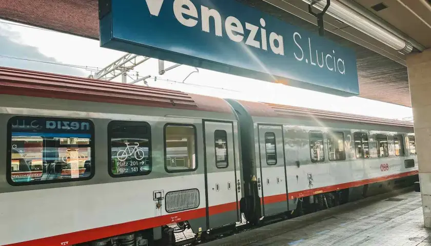 Der Zug von Venedig nach Mailand steht bereit. Ein Schild zeigt "Venezia S. Lucia".