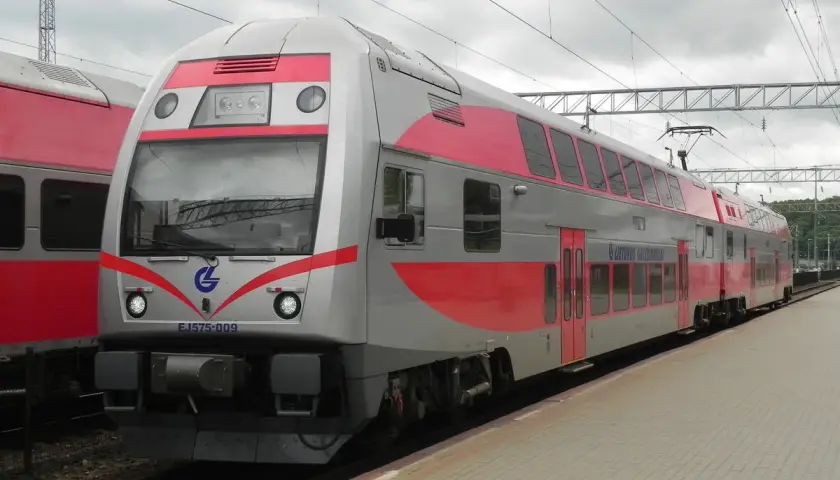 Moderner Doppelstockzug der litauischen Eisenbahn, bereit für die Fahrt von Kaunas nach Vilnius.