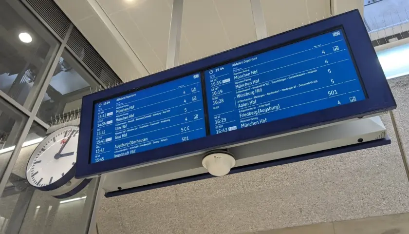 Abfahrtstafel zeigt ICE-Verbindungen Europas, u.a. nach München, Würzburg und Ulm.