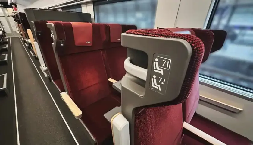 Rote Sitze im Zug, bereit für die Fahrt von Hamburg nach Zürich. Fensterplatz 71 oder 72?