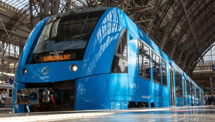 Ein blauer Alstom Coradia Lint Regionalzug steht im Bahnhof.