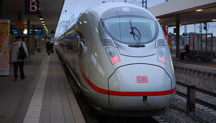 Ein ICE-Zug der Deutschen Bahn steht bereit für die Fahrt von Frankfurt nach Paris. Reisende warten auf dem Bahnsteig.