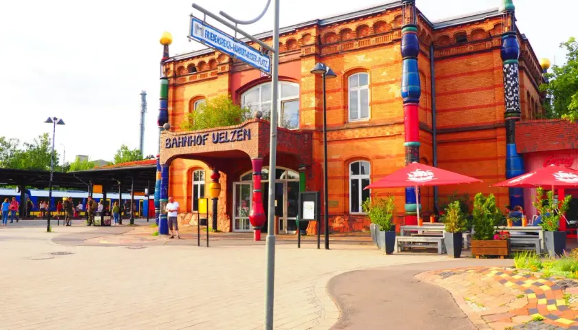 Der bunte Hundertwasser Bahnhof Uelzen mit seinen Säulen und goldenen Kugeln.