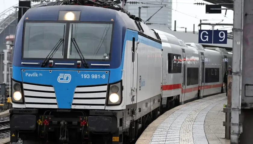 Eine blaue Lokomotive mit der Nummer 193 981-8 steht am Bahnsteig G9. Dies ist ein Beispiel für die verschiedenen Arten von Zügen in Deutschland.
