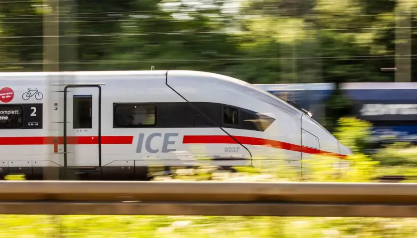 Schneller ICE Zug in Deutschland rast durch die Landschaft.