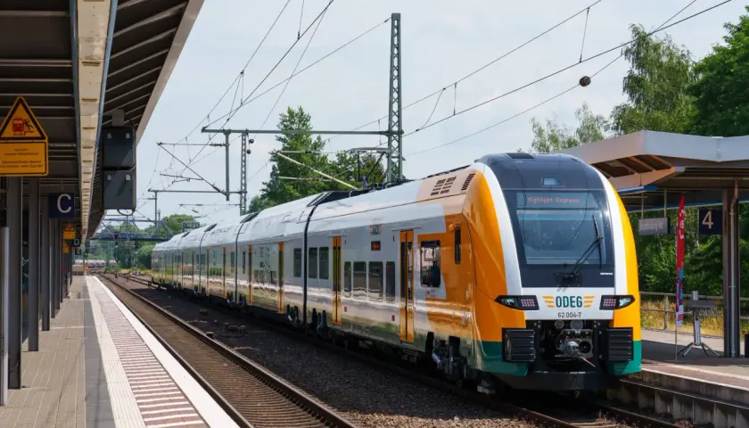 Moderner ODEG-Zug am Bahnsteig, bereit für einen Kurztrip mit Zug.