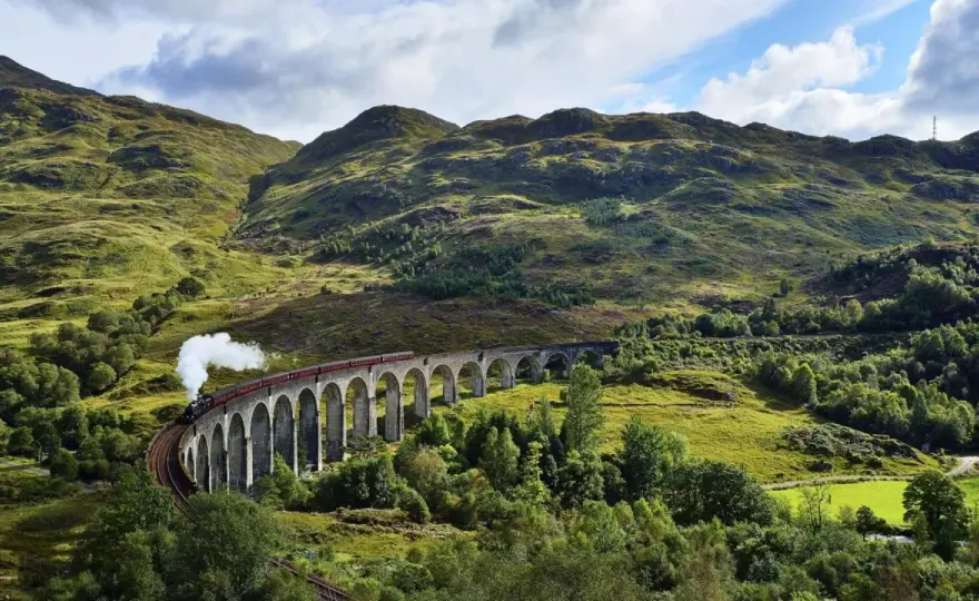 Zug von Edinburgh in die Highlands – So planst du richtig