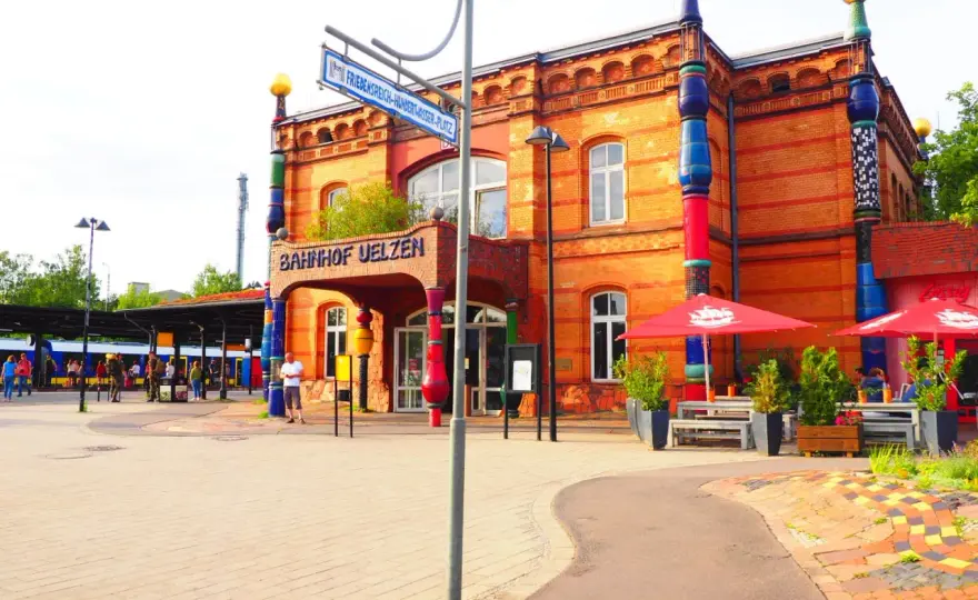 Hundertwasser-Bahnhof Uelzen - Mehr als nur ein Bahnhof?