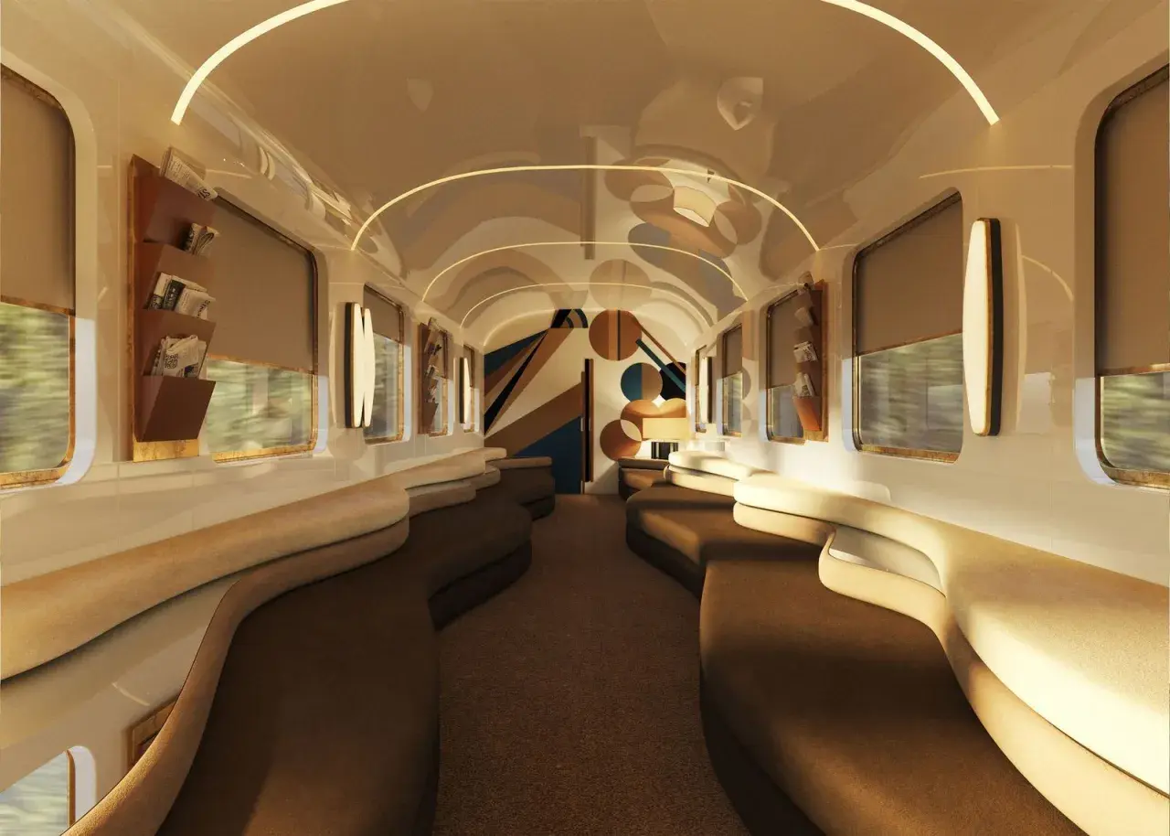 Luxuriöser Zugwaggon mit geschwungenen Sofas und stilvoller Wandkunst. Perfekt für eine entspannte Fahrt nach Rom.