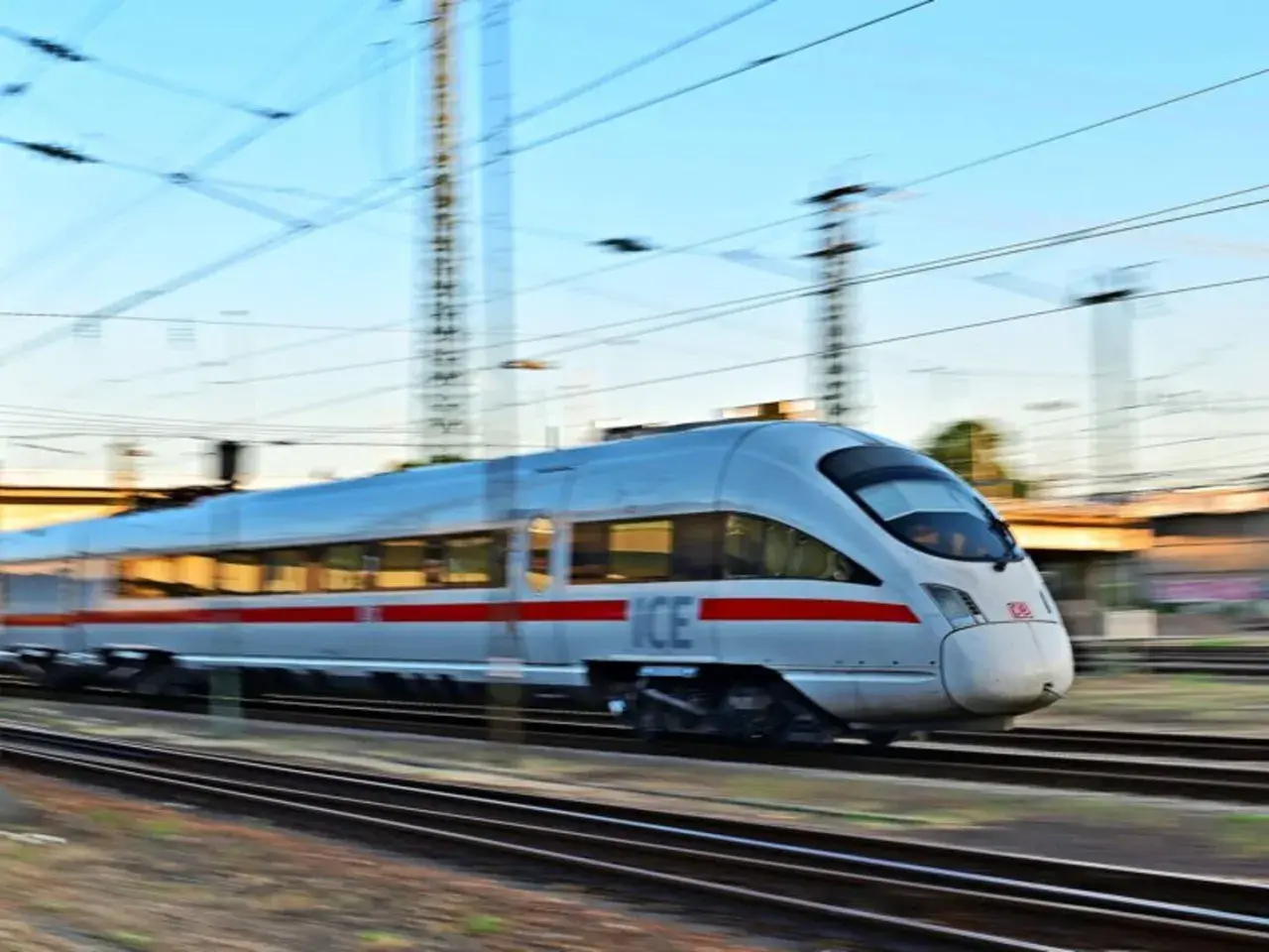 Ein ICE-Zug rast auf den Gleisen. Die Fahrt von Hannover nach Paris beginnt, die Landschaft verschwimmt.