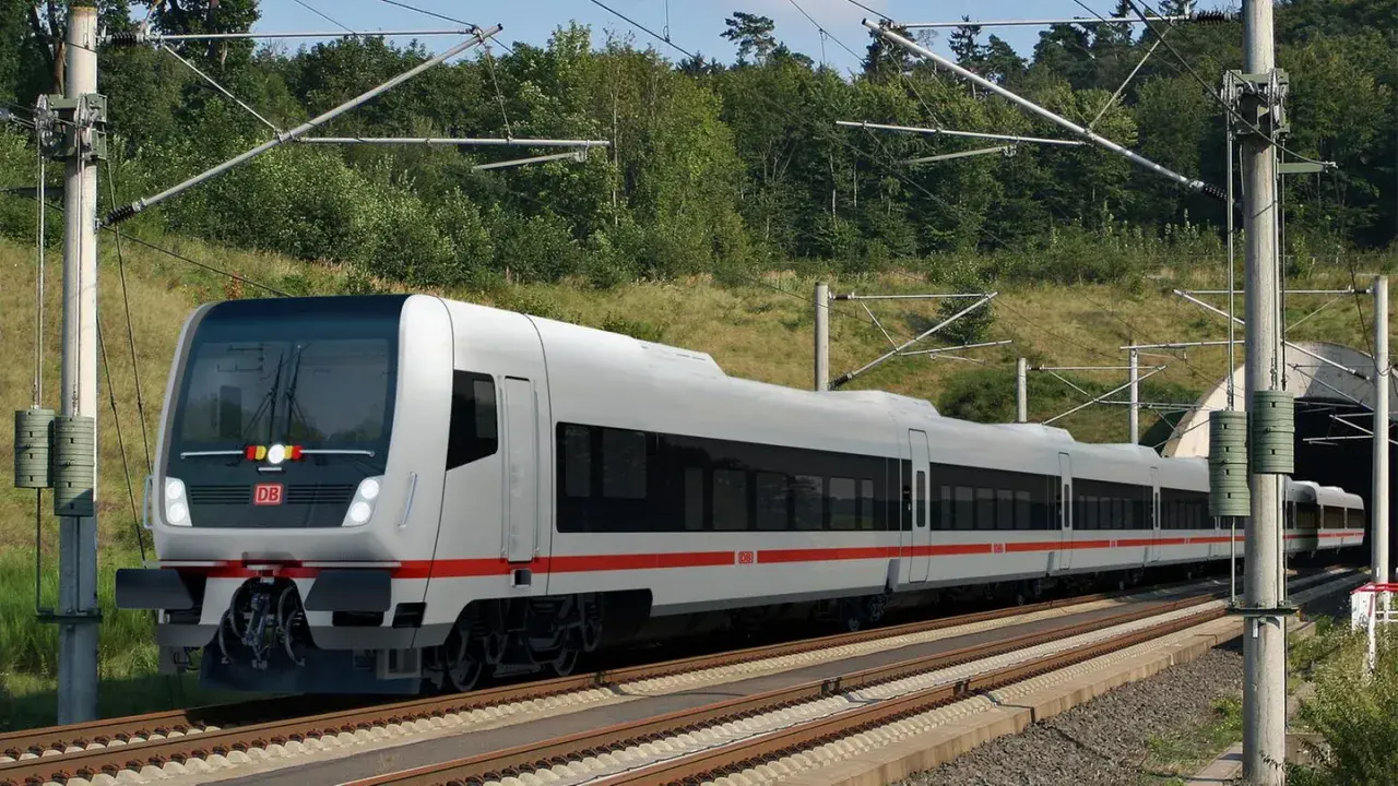 Moderner ICE-Zug fährt durch eine grüne Landschaft in Deutschland. Der Zug ist bereit für den Fernverkehr.