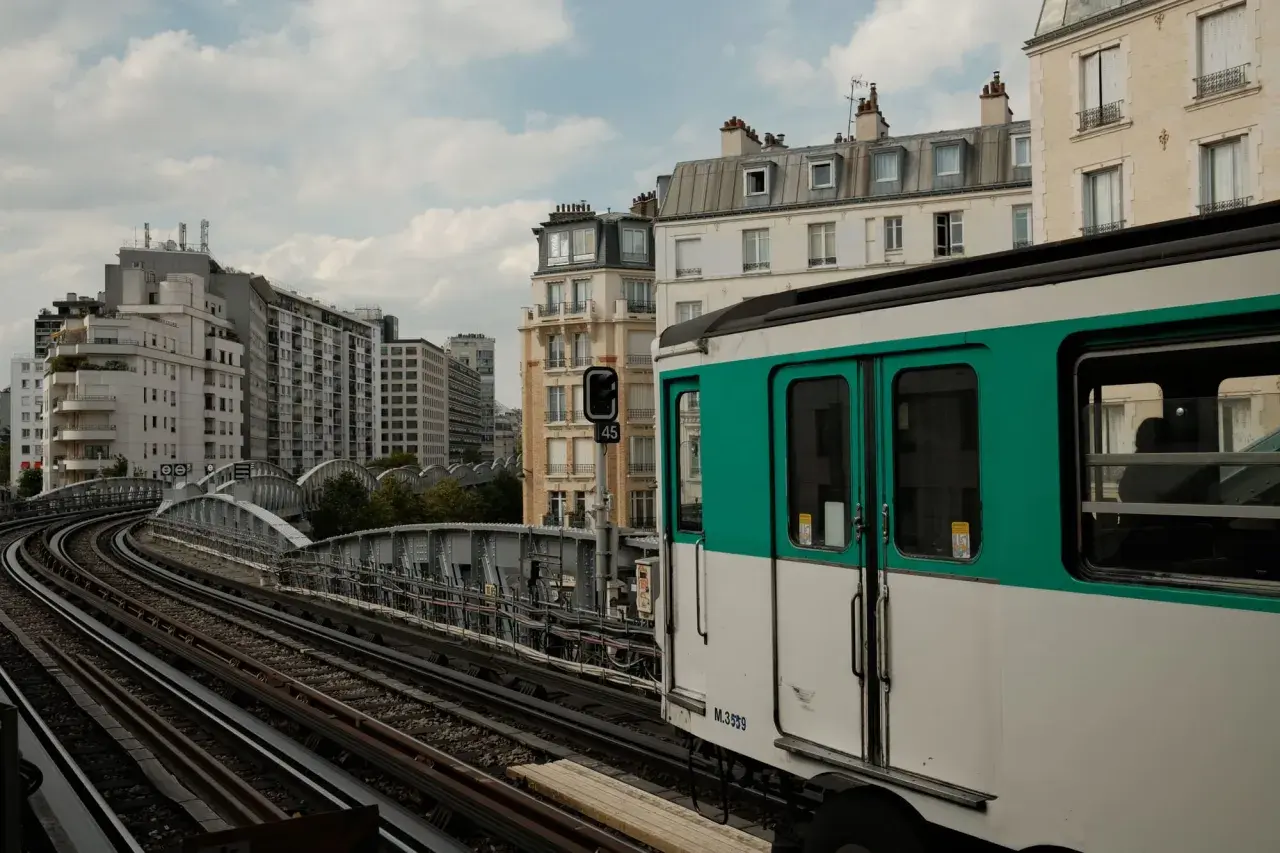 Ein Pariser Zug fährt auf erhöhten Gleisen an Gebäuden vorbei. Vielleicht ist dies der Ort, um den Bahnhof zu wechseln.