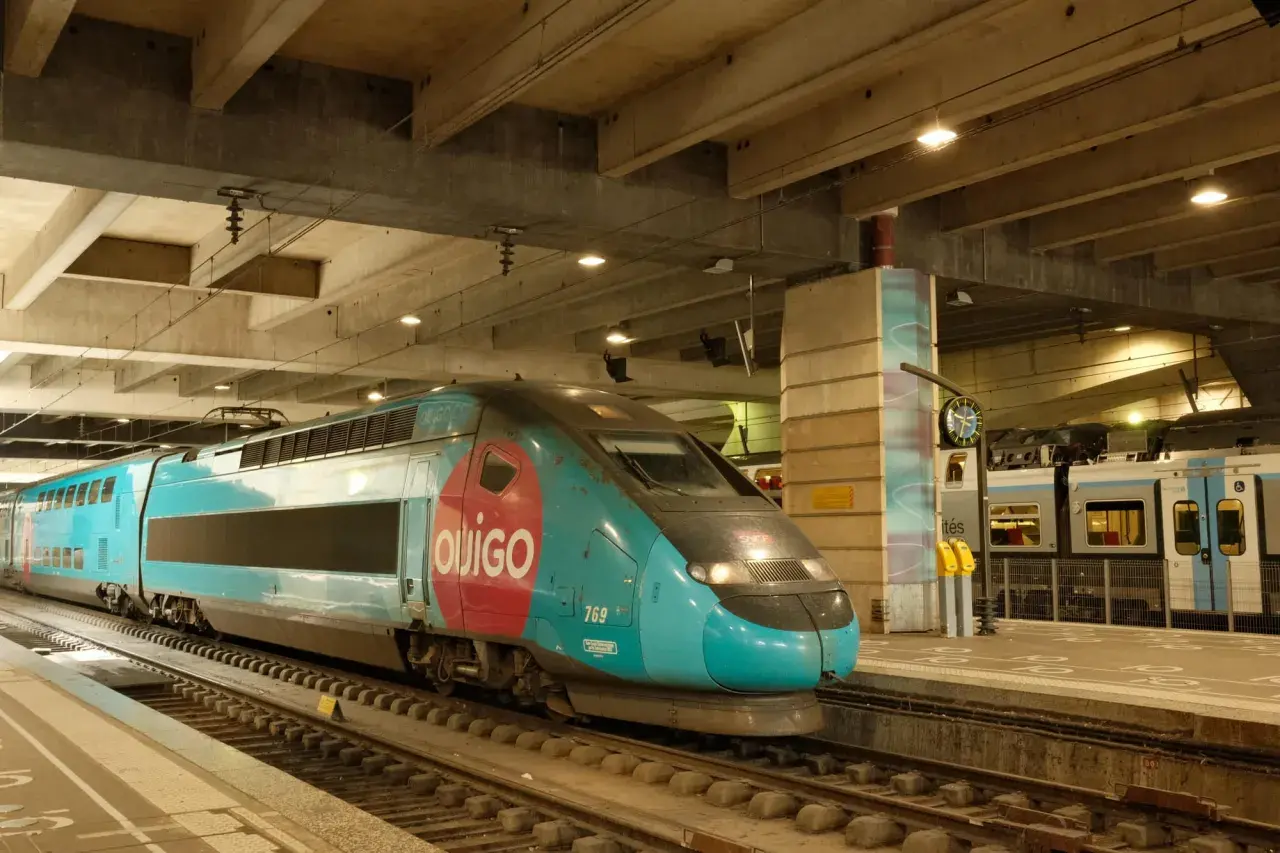 Ein Ouigo-Zug steht auf Gleis 769. Die Reise mit dem Zug durch Frankreich beginnt hier.